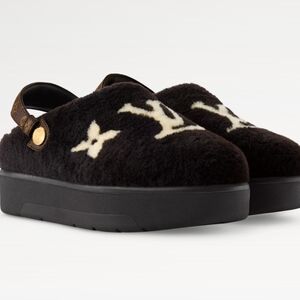 Louis Vuitton Black and Cream Fuzzy Clogs 💥💫🩷🫦